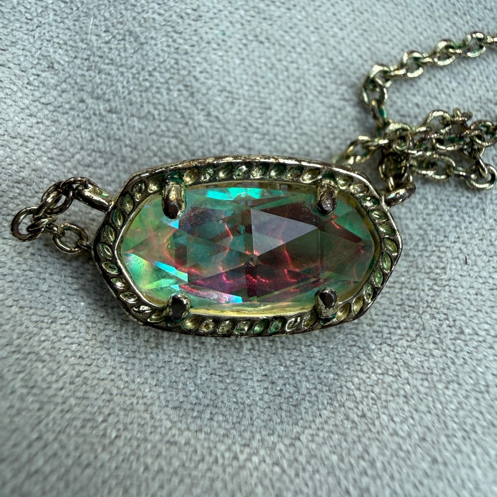 Kendra Scott Iridescent Oval Pendant Necklace in Gold - Picture 2 of 3
